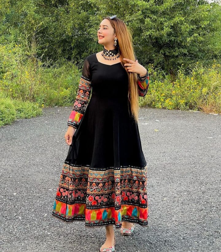 Black dress with red dupatta sale